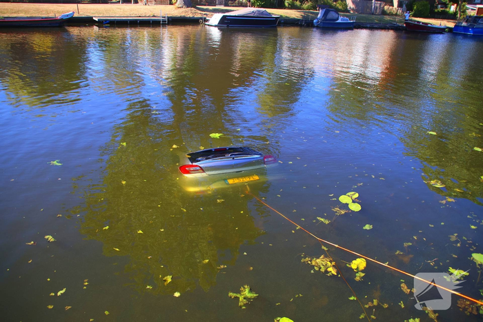 Voertuig rolt te water na vergeten handrem