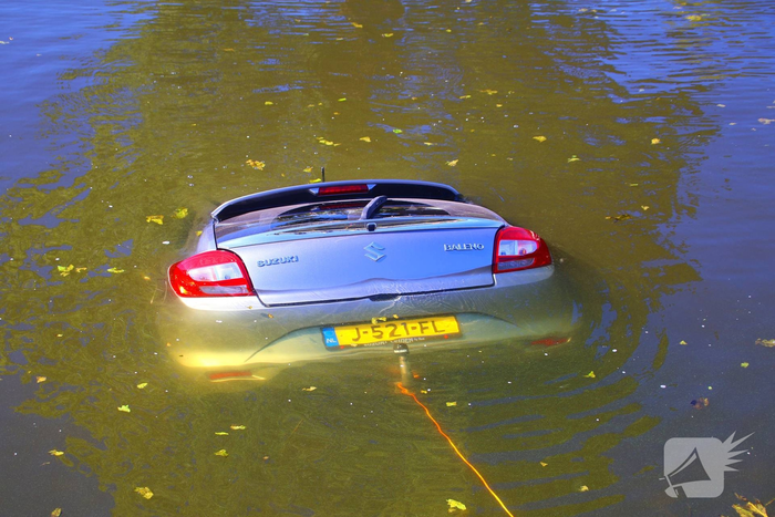 Voertuig rolt te water na vergeten handrem