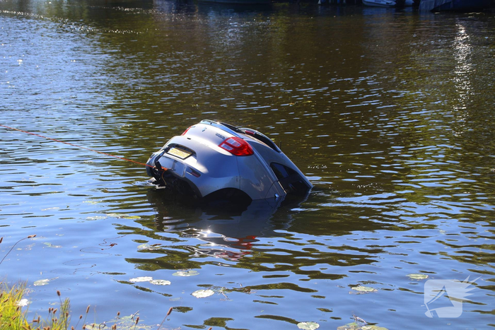 Voertuig rolt te water na vergeten handrem