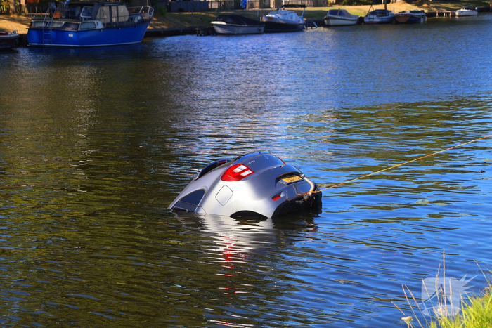 Voertuig rolt te water na vergeten handrem