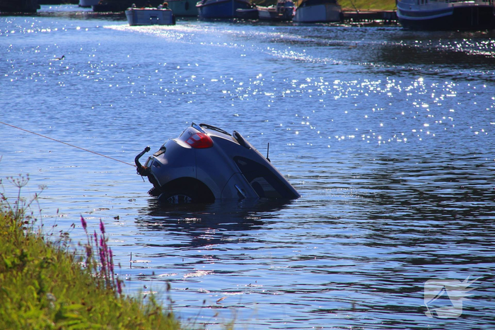 Voertuig rolt te water na vergeten handrem