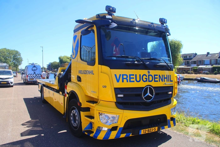 Voertuig rolt te water na vergeten handrem