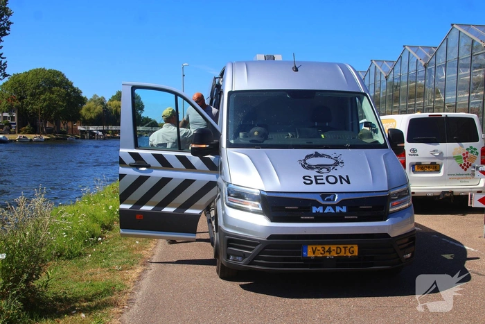 Voertuig rolt te water na vergeten handrem