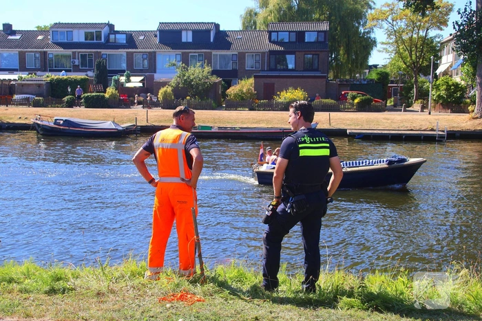 Voertuig rolt te water na vergeten handrem