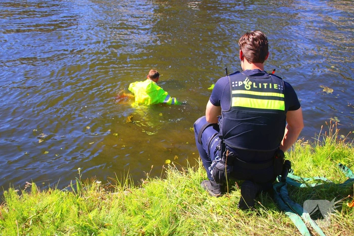Voertuig rolt te water na vergeten handrem