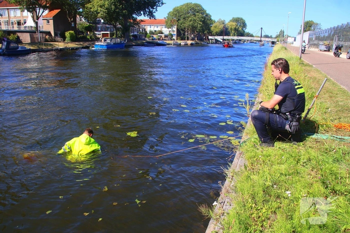 Voertuig rolt te water na vergeten handrem