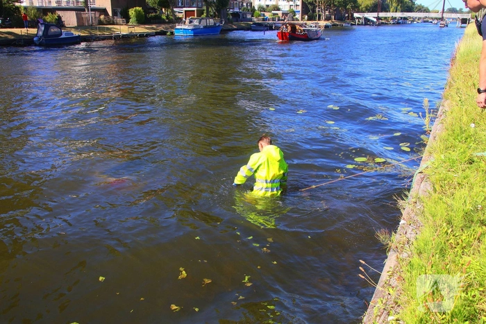 Voertuig rolt te water na vergeten handrem