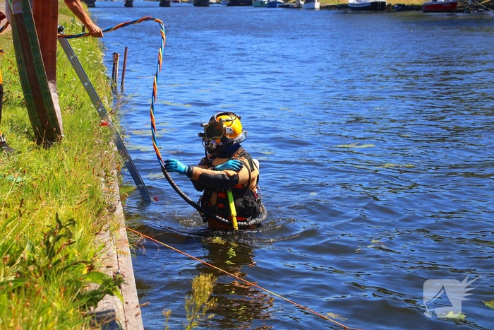 Voertuig rolt te water na vergeten handrem