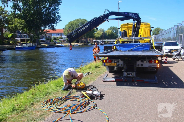 Voertuig rolt te water na vergeten handrem