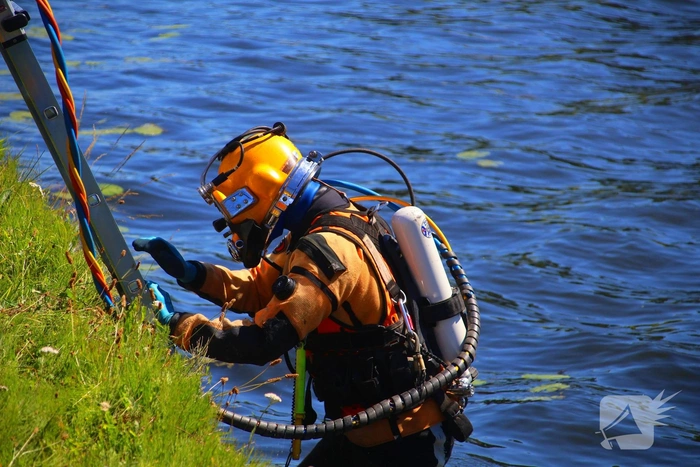 Voertuig rolt te water na vergeten handrem