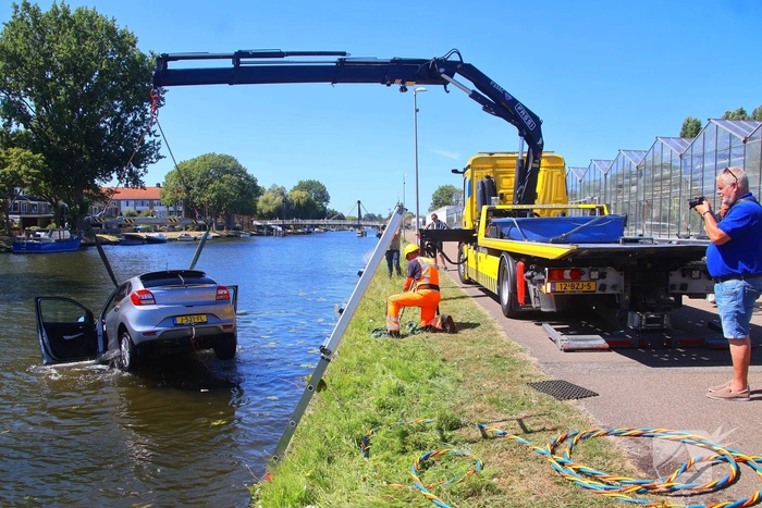 Voertuig rolt te water na vergeten handrem