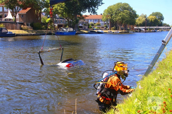 Voertuig rolt te water na vergeten handrem