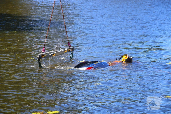 Voertuig rolt te water na vergeten handrem