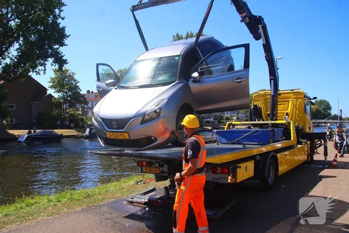 Voertuig rolt te water na vergeten handrem