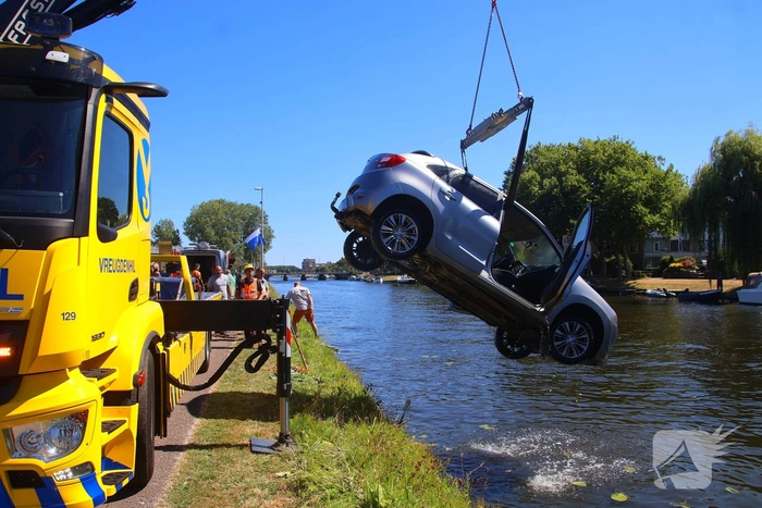 Voertuig rolt te water na vergeten handrem