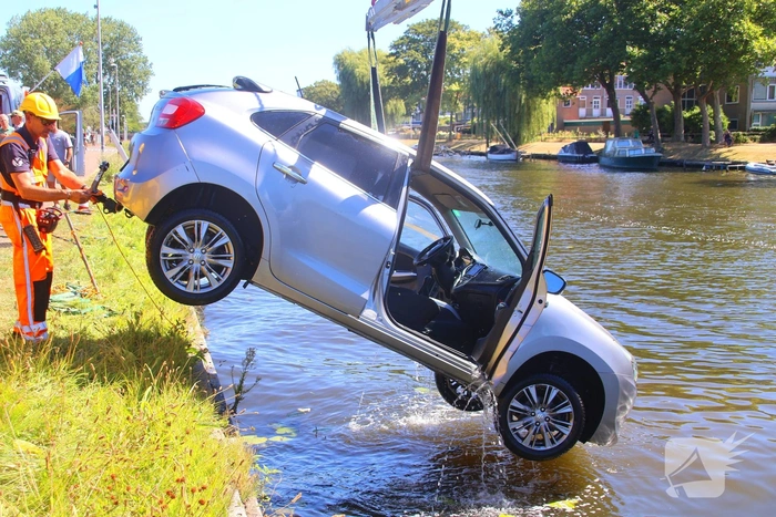 Voertuig rolt te water na vergeten handrem