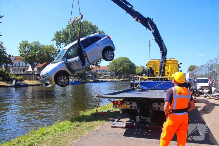 Voertuig rolt te water na vergeten handrem
