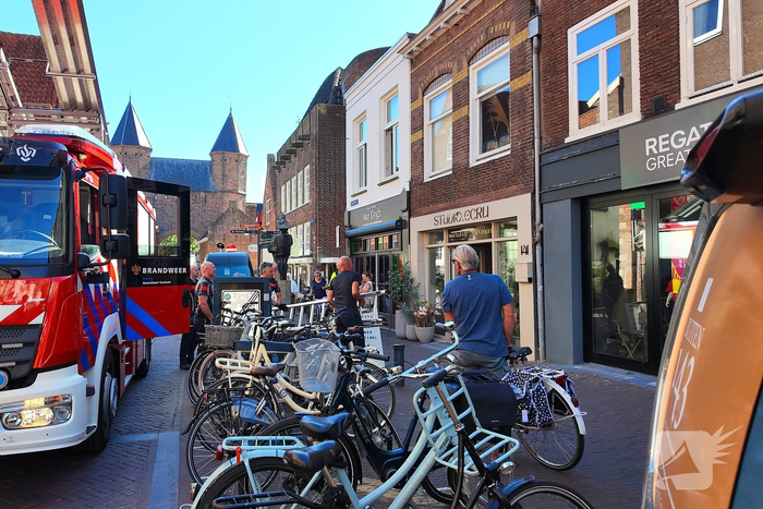 Brandweer redt duif uit dakgoot
