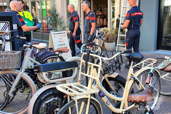 Brandweer redt duif uit dakgoot