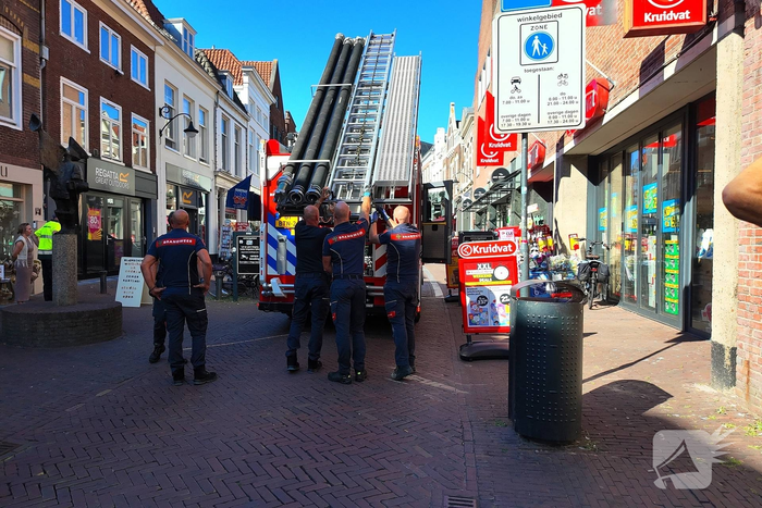 Brandweer redt duif uit dakgoot