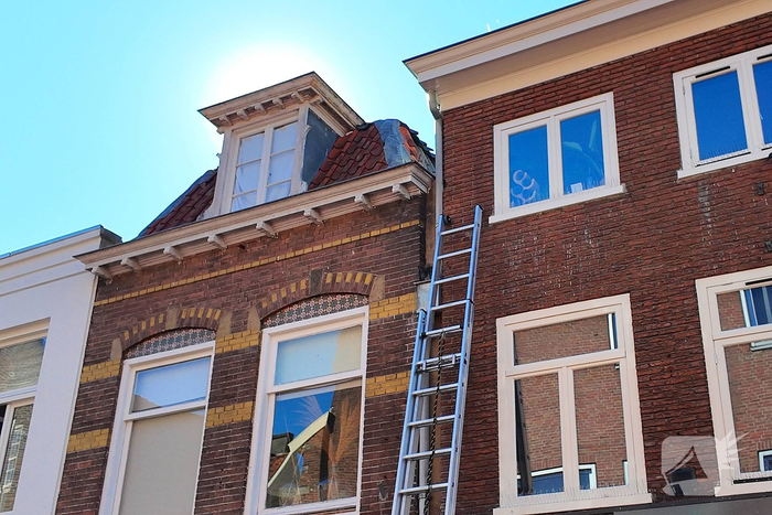 Brandweer redt duif uit dakgoot