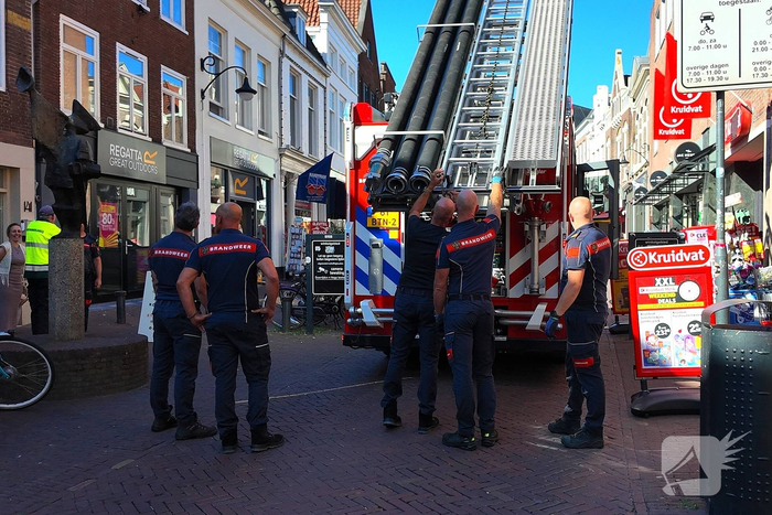 Brandweer redt duif uit dakgoot