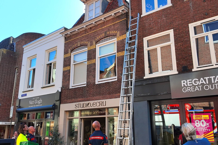 Brandweer redt duif uit dakgoot