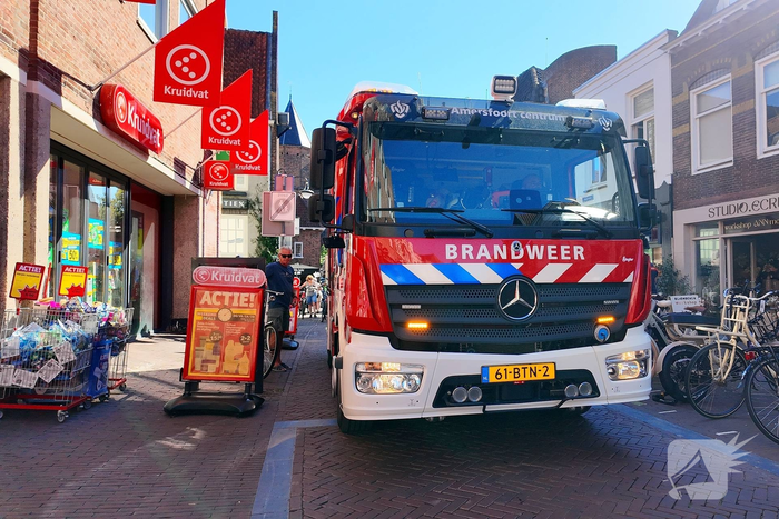 Brandweer redt duif uit dakgoot