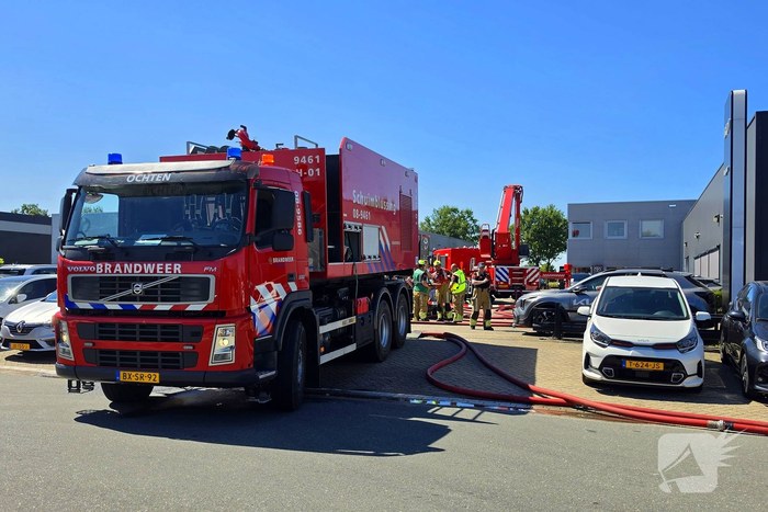 Brandweer bestrijdt grote brand in bedrijfsgebouw