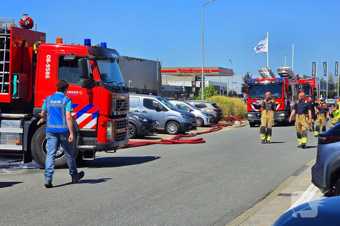 Brandweer bestrijdt grote brand in bedrijfsgebouw