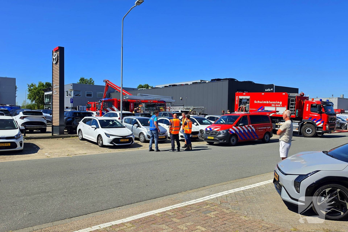 Brandweer bestrijdt grote brand in bedrijfsgebouw
