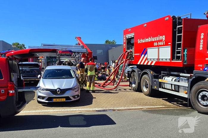 Brandweer bestrijdt grote brand in bedrijfsgebouw