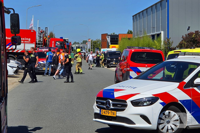 Brandweer bestrijdt grote brand in bedrijfsgebouw