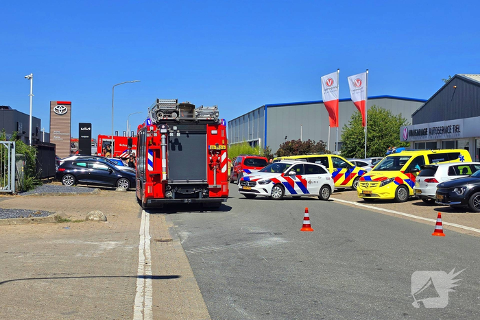 Brandweer bestrijdt grote brand in bedrijfsgebouw