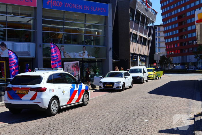 Twee voertuigen botsen op elkaar