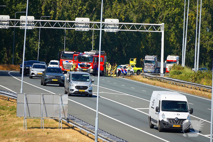 Bermbrand langs snelweg zorgt voor veel verkeershinder
