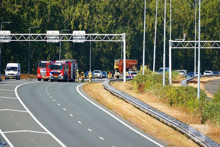 Bermbrand langs snelweg zorgt voor veel verkeershinder