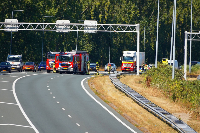 Bermbrand langs snelweg zorgt voor veel verkeershinder