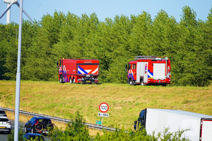 Bermbrand langs snelweg zorgt voor veel verkeershinder