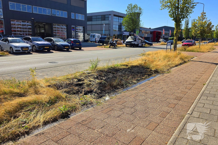 Bermbrand geblust door bedrijfsmedewerkers