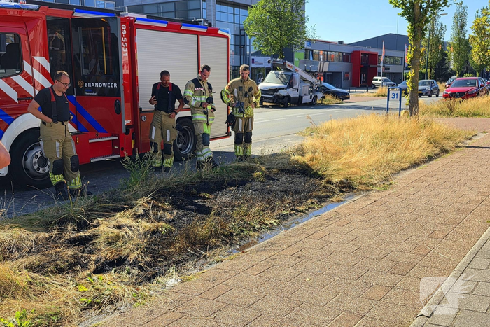 Bermbrand geblust door bedrijfsmedewerkers