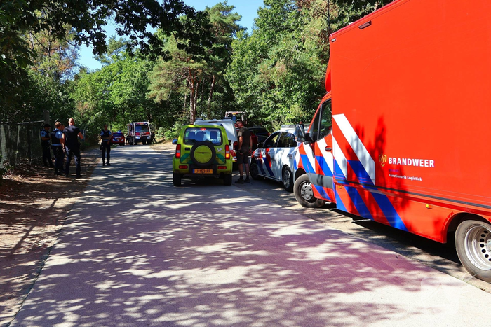 Bosgrond en begroeiing zwartgeblakerd na brand