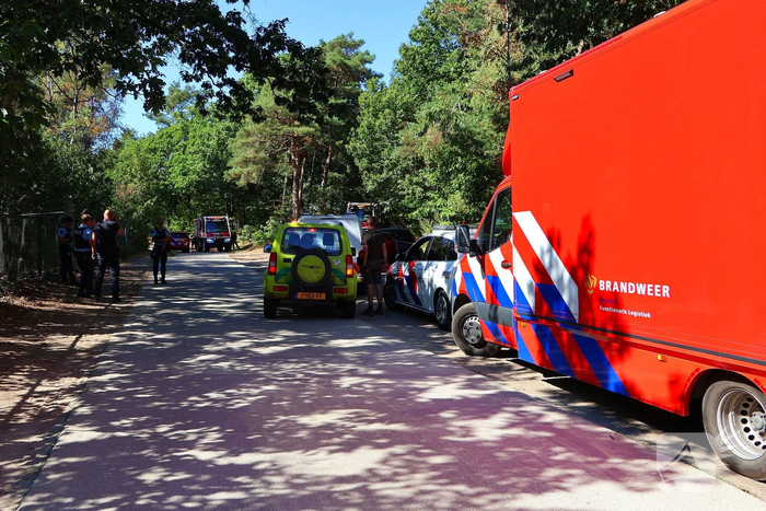 Bosgrond en begroeiing zwartgeblakerd na brand