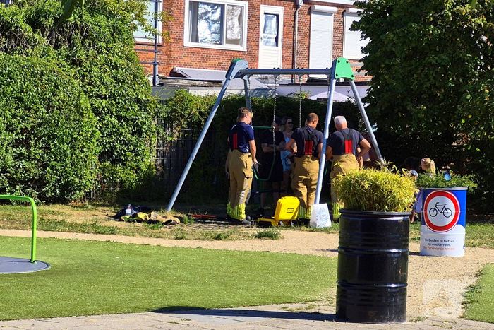 Brandweer redt kind uit schommel