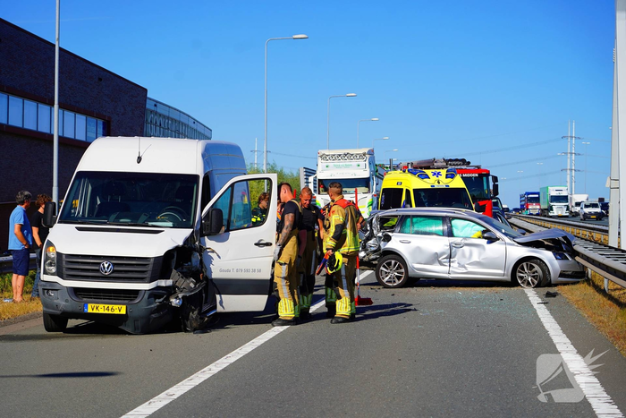 Toerit snelweg dicht na forse aanrijding tussen bus en auto