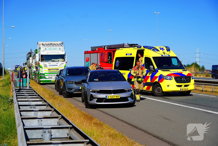Toerit snelweg dicht na forse aanrijding tussen bus en auto
