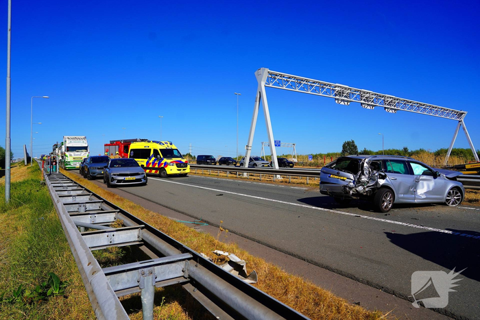 Toerit snelweg dicht na forse aanrijding tussen bus en auto