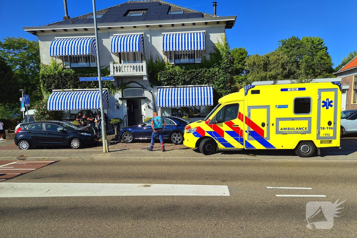 Bestuurster botst tegen geparkeerde auto