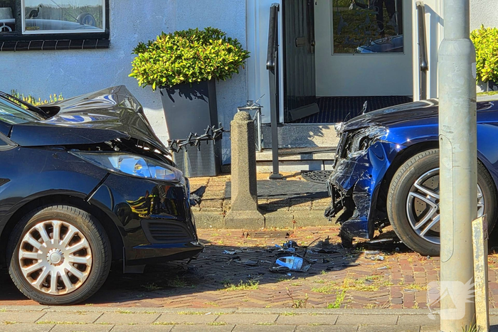 Bestuurster botst tegen geparkeerde auto