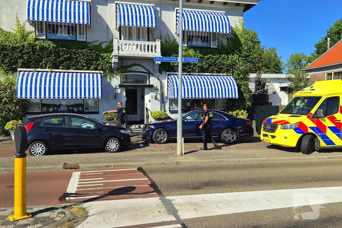Bestuurster botst tegen geparkeerde auto